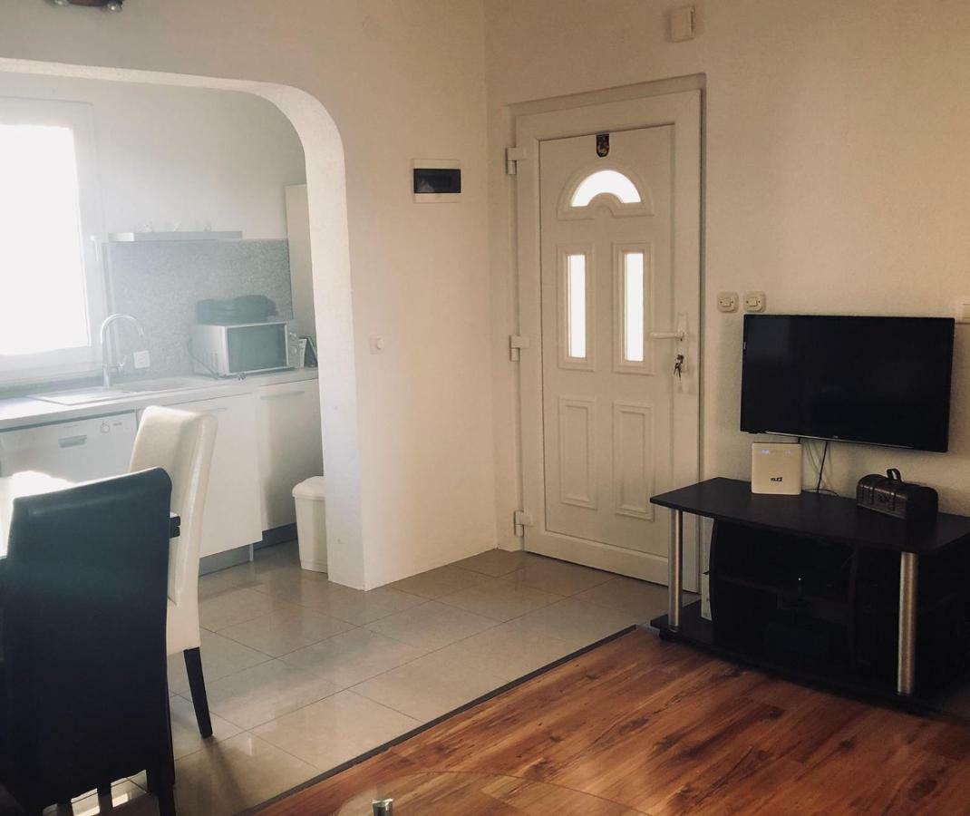 Apartman Stevic Pisak Luaran gambar